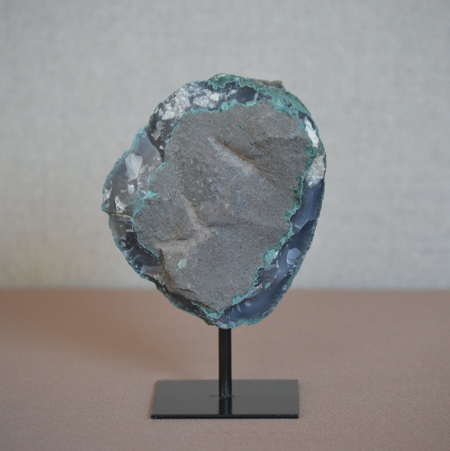 Agaat met kristal op voet