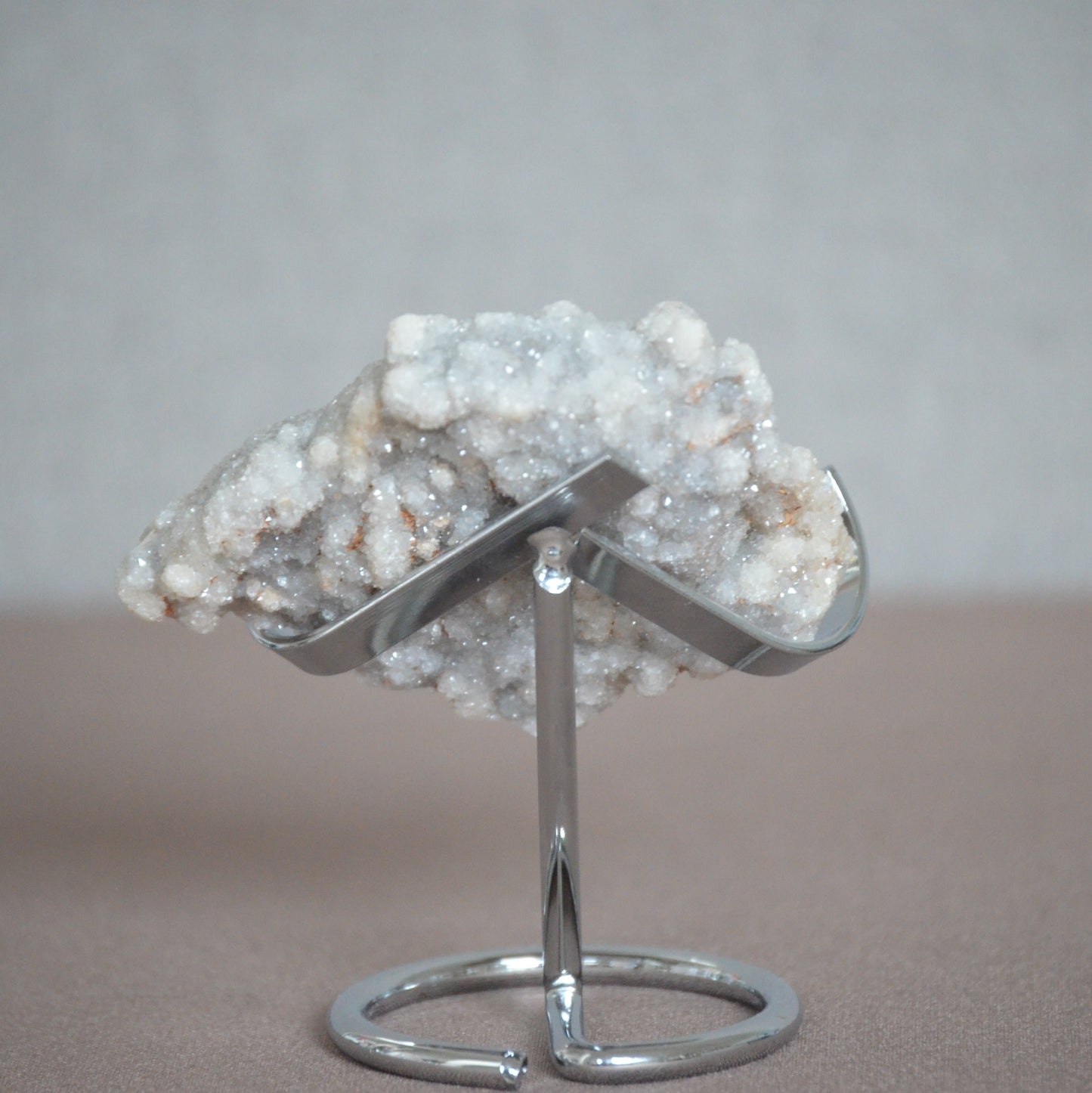 Chalcedoon met kwartkristallen op standaard