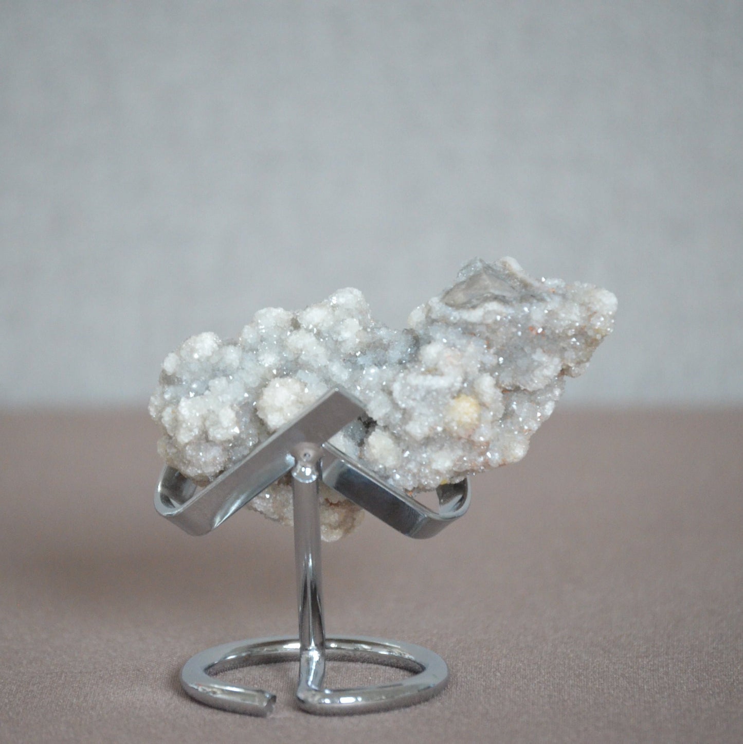 Chalcedoon met kwartkristallen op standaard (2)