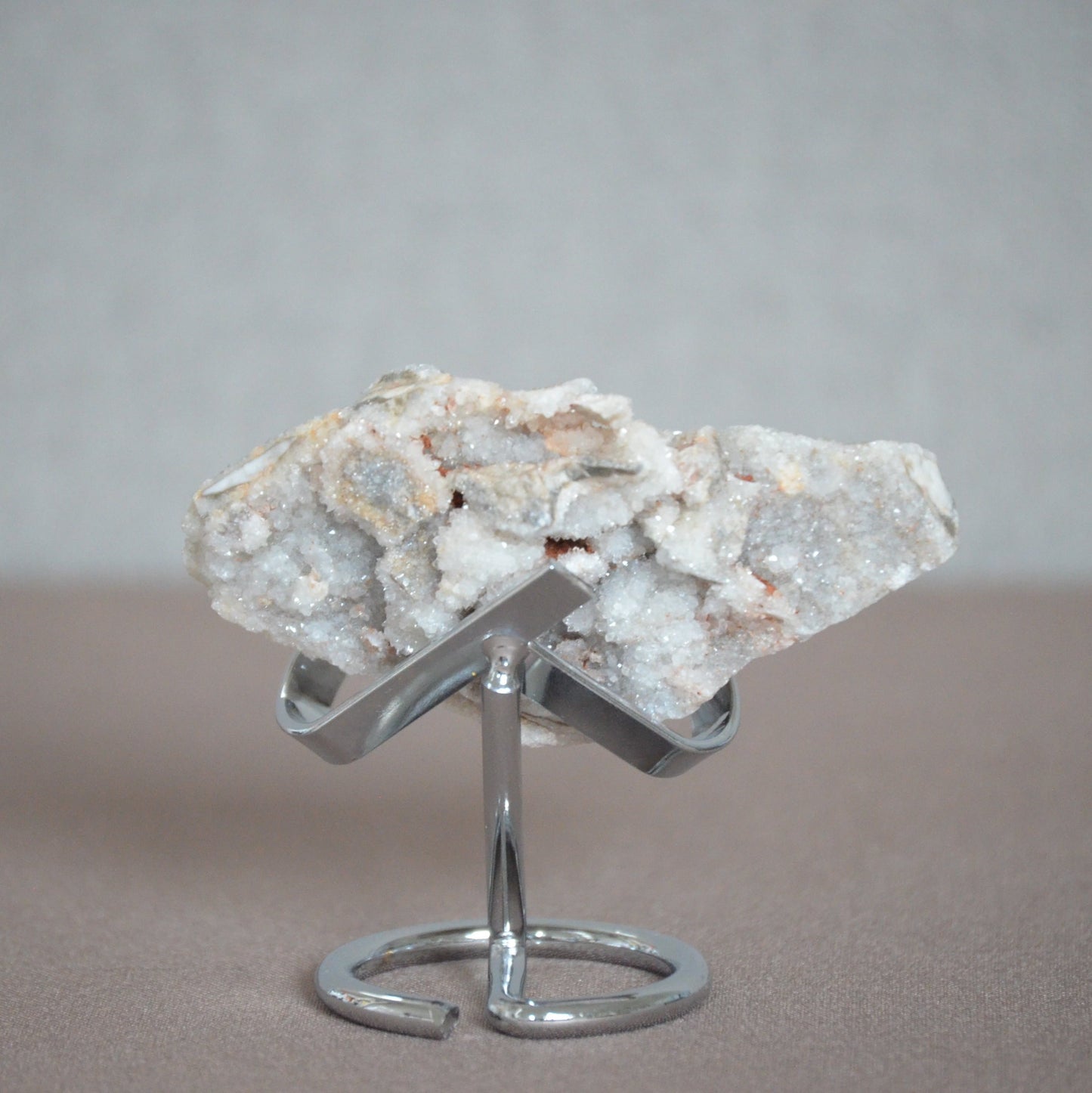 Chalcedoon met kwartkristallen op standaard (3)