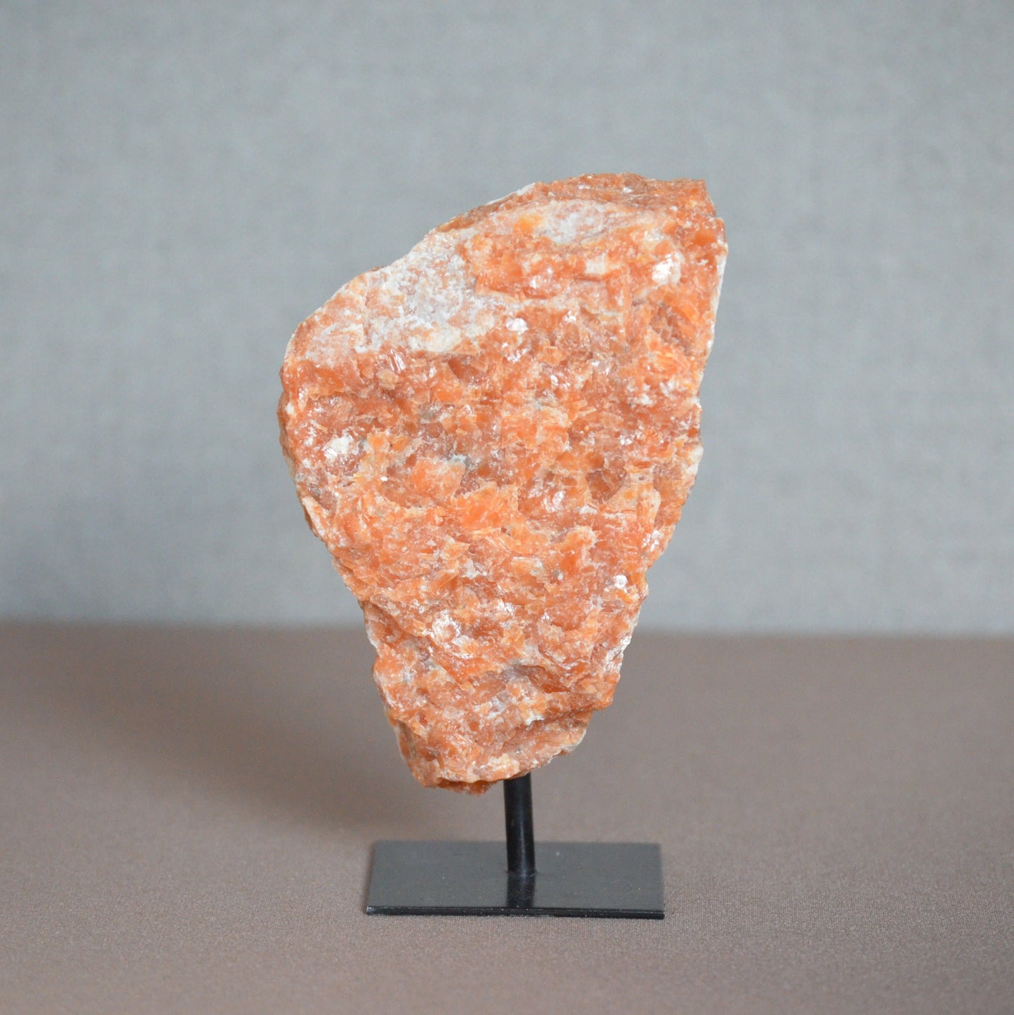 Oranje calciet op standaard (1)