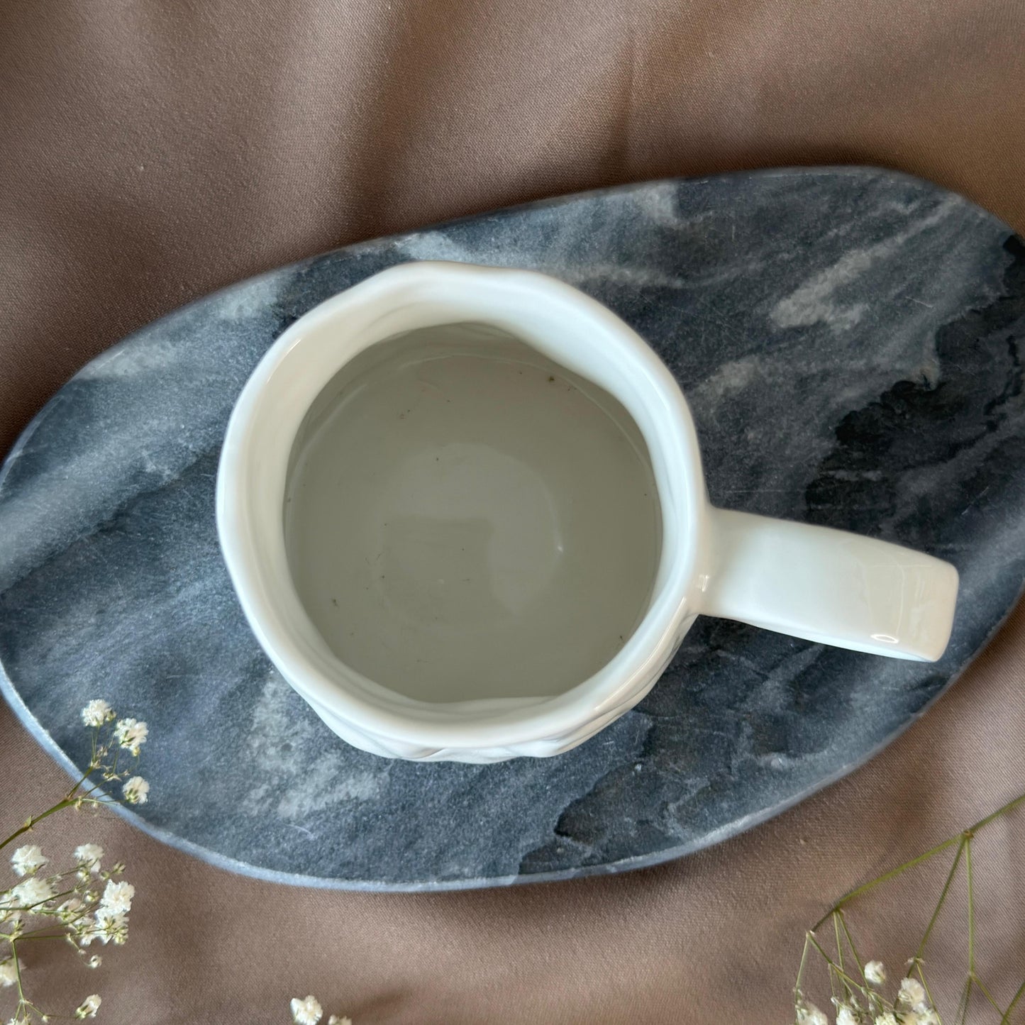 Verfijnde mok met golvende textuur