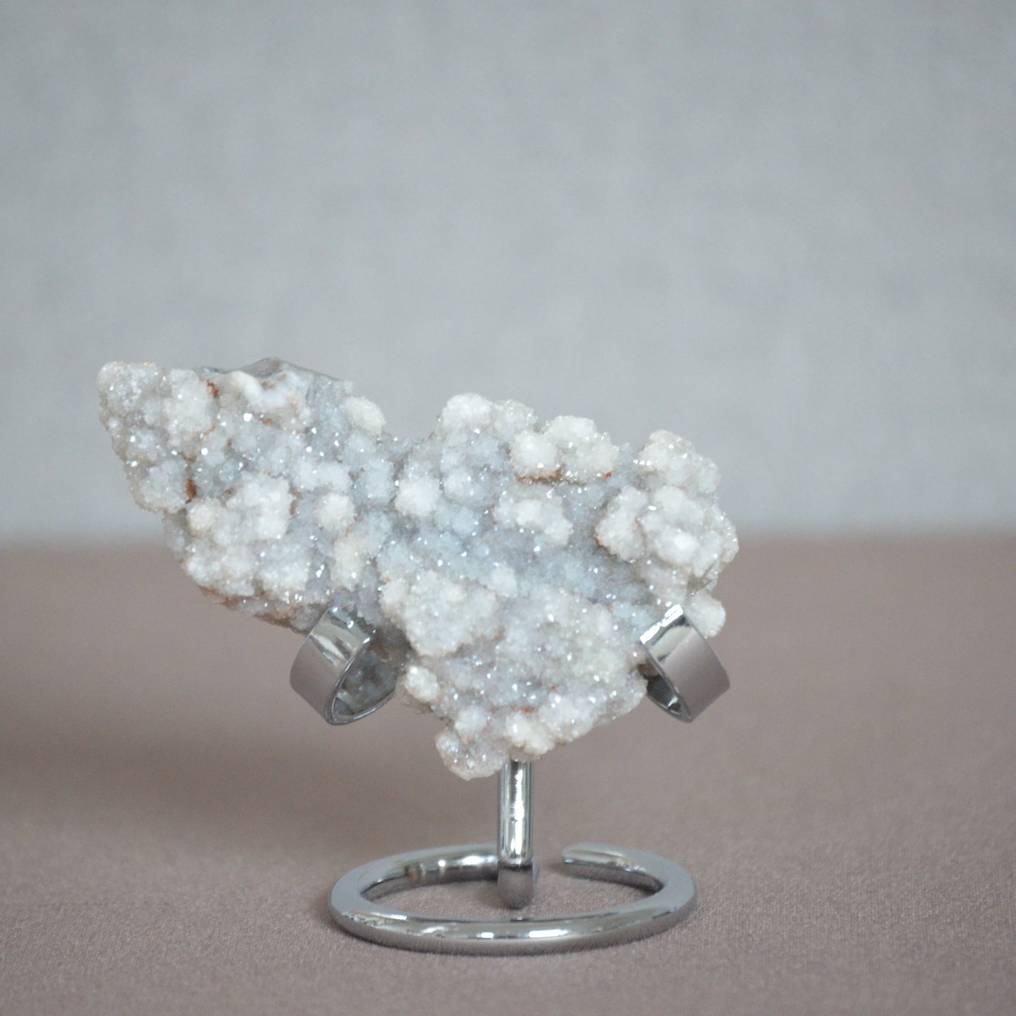 Chalcedoon met kwartkristallen op standaard (2)