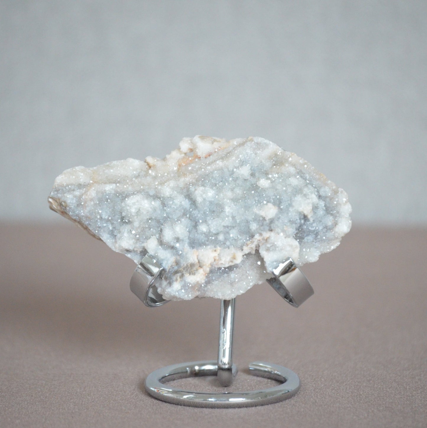 Chalcedoon met kwartkristallen op standaard (3)