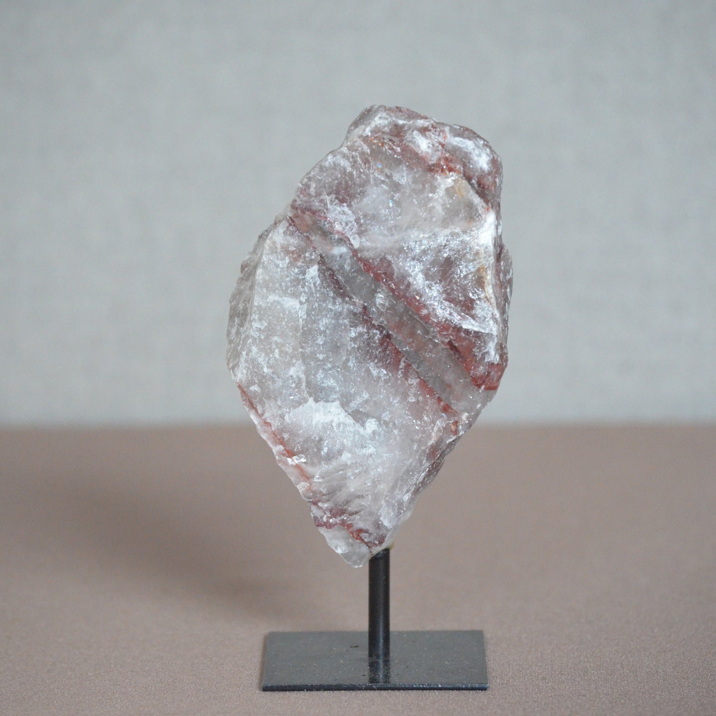 Hematietkwarts op standaard (1)