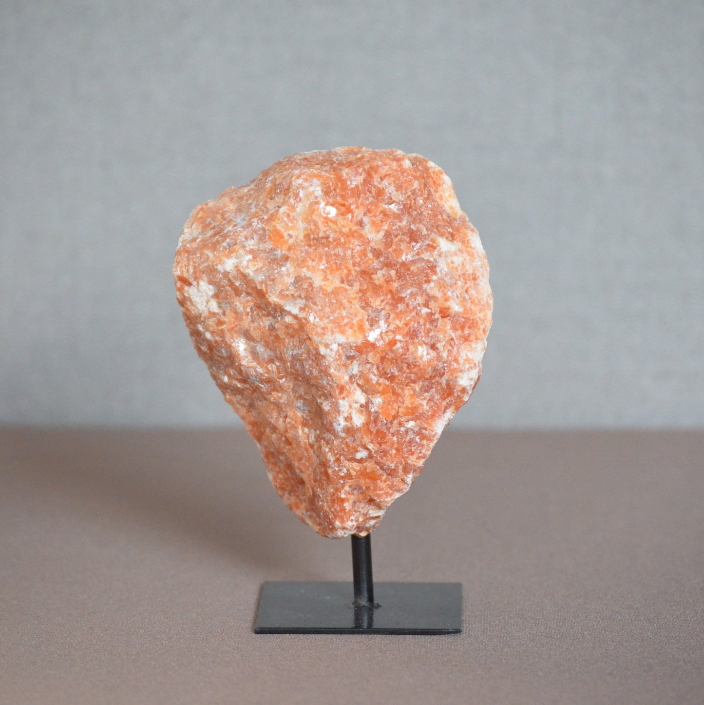 Oranje Calciet op standaard (2)